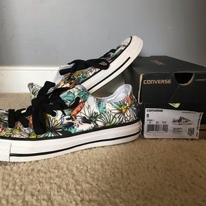 Converse low tops size 8 fits like 8.5